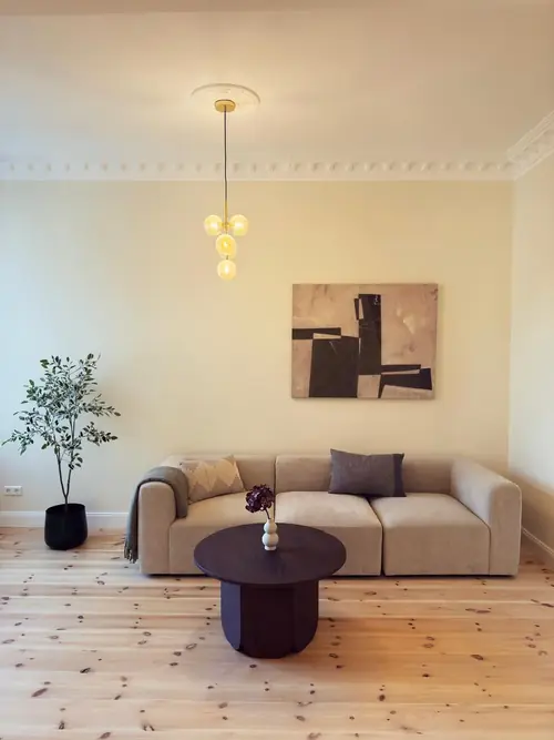 Renoviertes Wohnzimmer mit geschliffenen Dielen und frisch gestrichenen Wänden