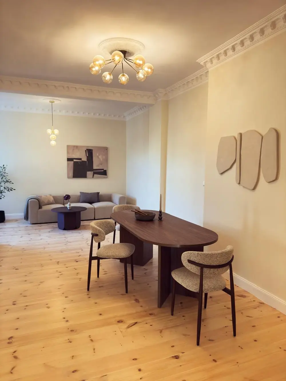Altbau-Esszimmer mit Stuckdecke und geschliffenen Dielen nach Komplettrenovierung in Berlin