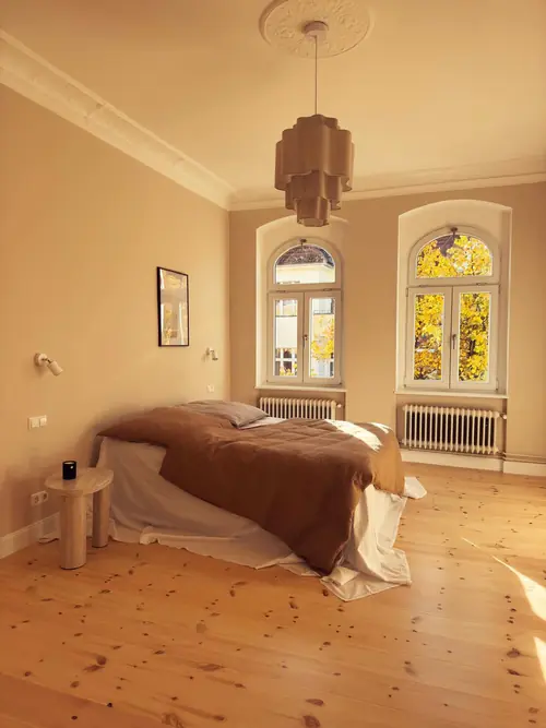 Schlafzimmer im Gründerzeit-Altbau mit restaurierten Fenstern nach Renovierung
