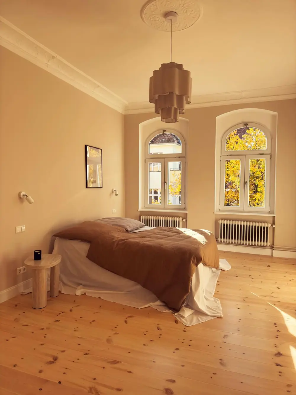 Schlafzimmer im Gründerzeit-Altbau mit restaurierten Fenstern nach Wohnungsrenovierung in Berlin