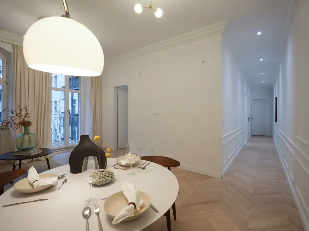 Fertig renovierte Altbauwohnung mit Fischgrätparkett und neuen Wandflächen