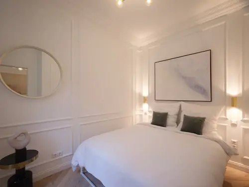 Schlafzimmer mit Wandpaneelen und indirekter Beleuchtung — Trockenbau und Ausbau