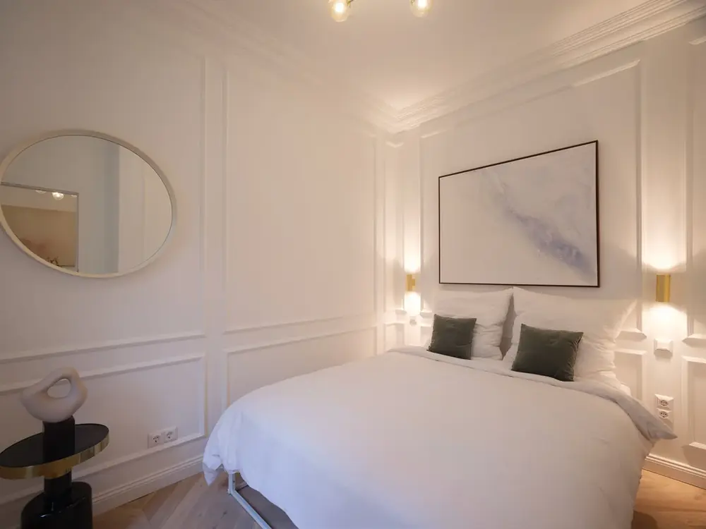 Schlafzimmer mit Wandpaneelen und indirekter Beleuchtung nach Trockenbauarbeiten in Berlin