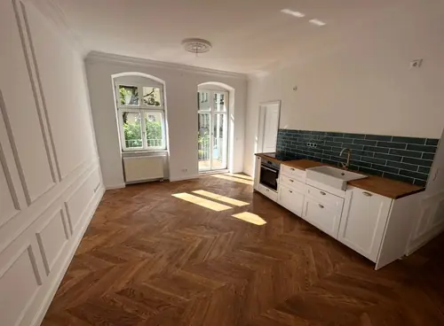 Küchenwand mit Vertäfelung und grünen Metrofliesen — Ausbau im Altbau