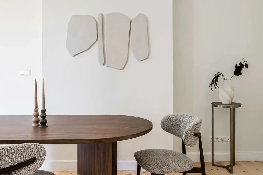 Detailaufnahme einer von Lizik & Co renovierten Wohnung mit Esstisch und Wandgestaltung